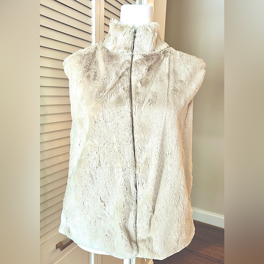 EIGHTY SIX CREAM FAUX FUR VEST, Size L Very soft & expensive looking! $24